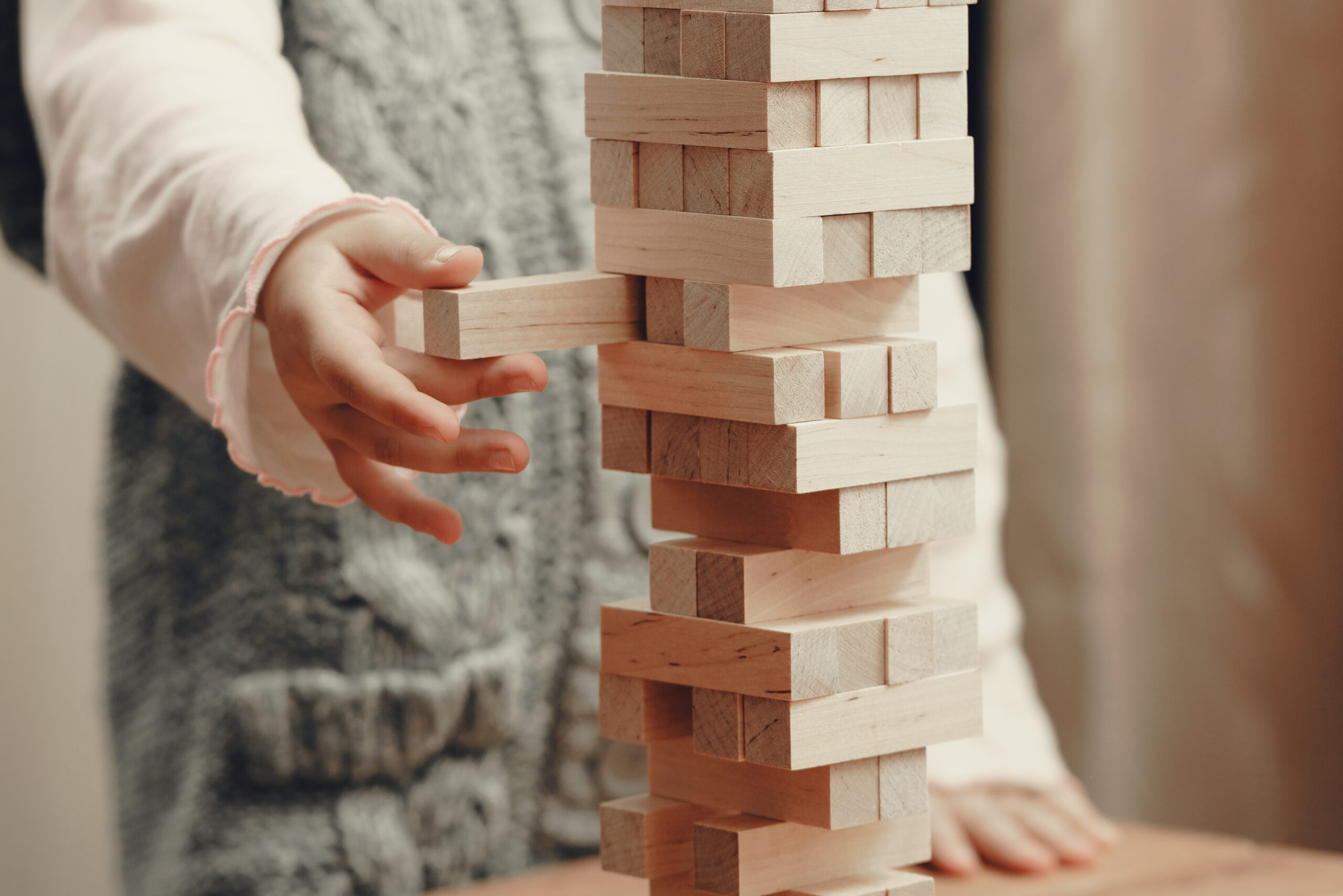 Kind arbeitet konzentriert mit Ton